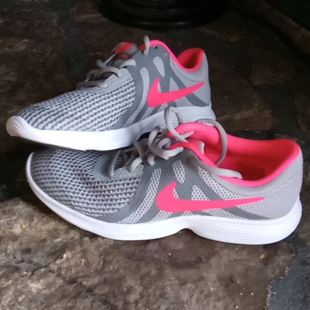 Brand new NIKE Girls Revolution 4 running shoe  , 4.5y